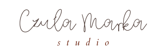 Czuła Marka studio logo – ręcznie pisany logotyp w odcieniach czekoladowego brązu i rdzawego bordo